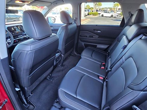 Used 2024 Nissan Pathfinder SL w/ Black Appearance Package image 14