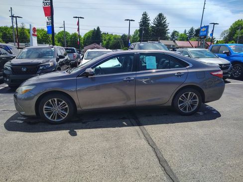 Used 2017 Toyota Camry SE w/ Moonroof Package FWD image 8
