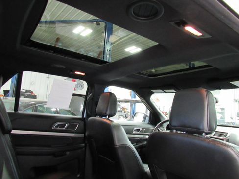 Used 2018 Ford Explorer XLT w/ Equipment Group 202A AWD/4WD image 32