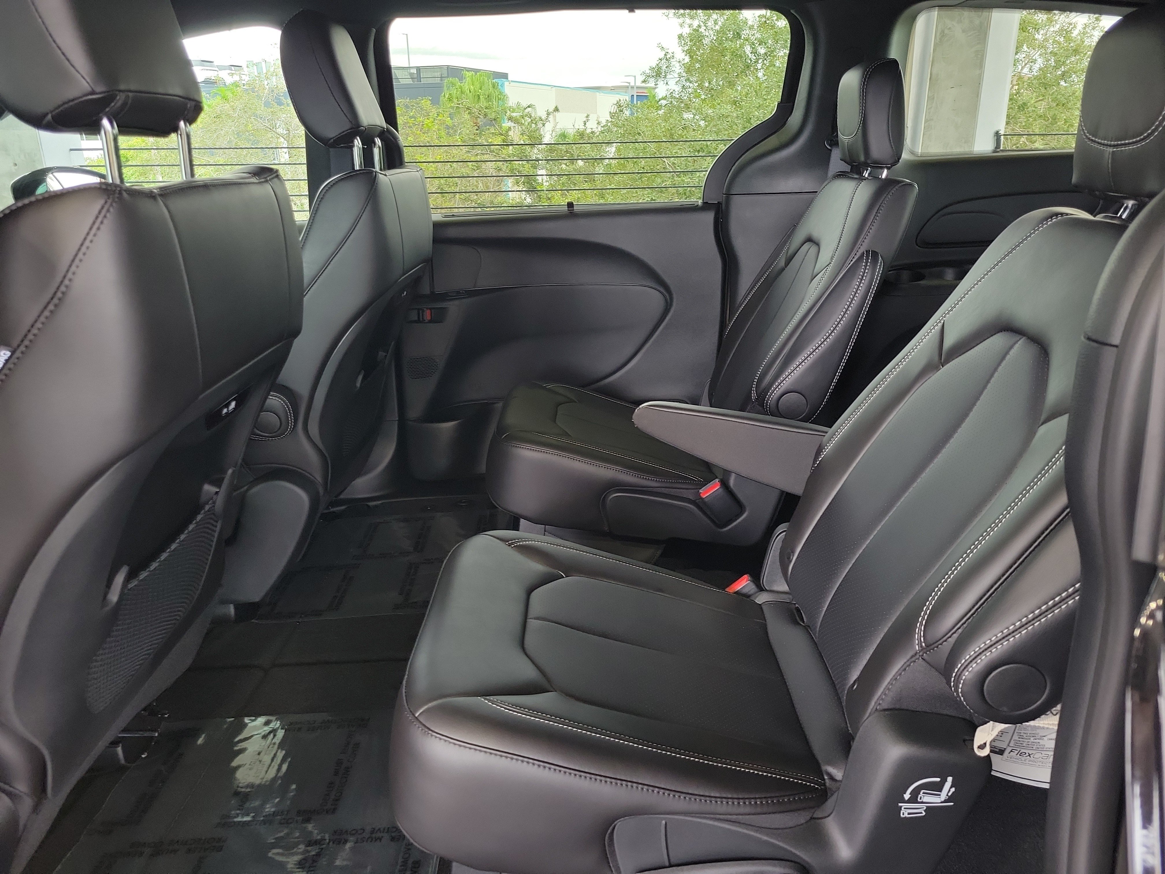New 2026 Chrysler Pacifica Select w/ S Appearance Package FWD image 9