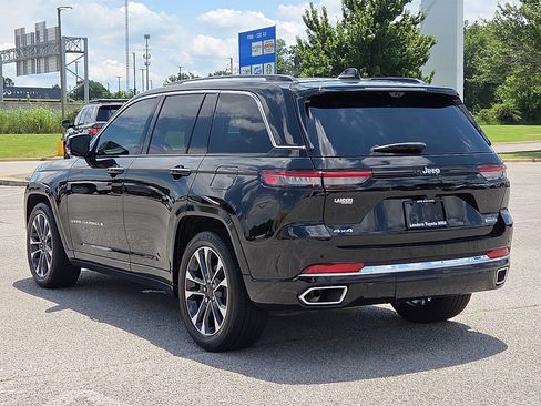 Used 2023 Jeep Grand Cherokee Overland w/ Luxury Tech Group IV AWD/4WD image 4