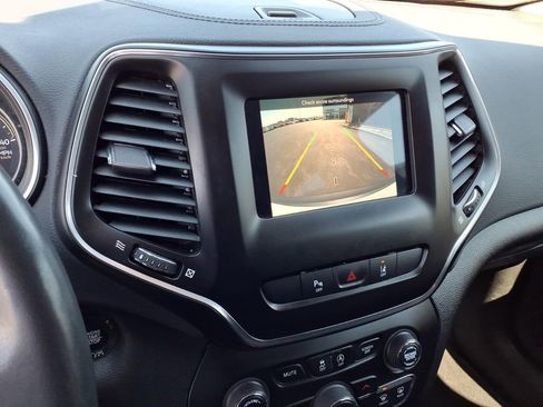 Used 2021 Jeep Cherokee Latitude Plus AWD/4WD image 13