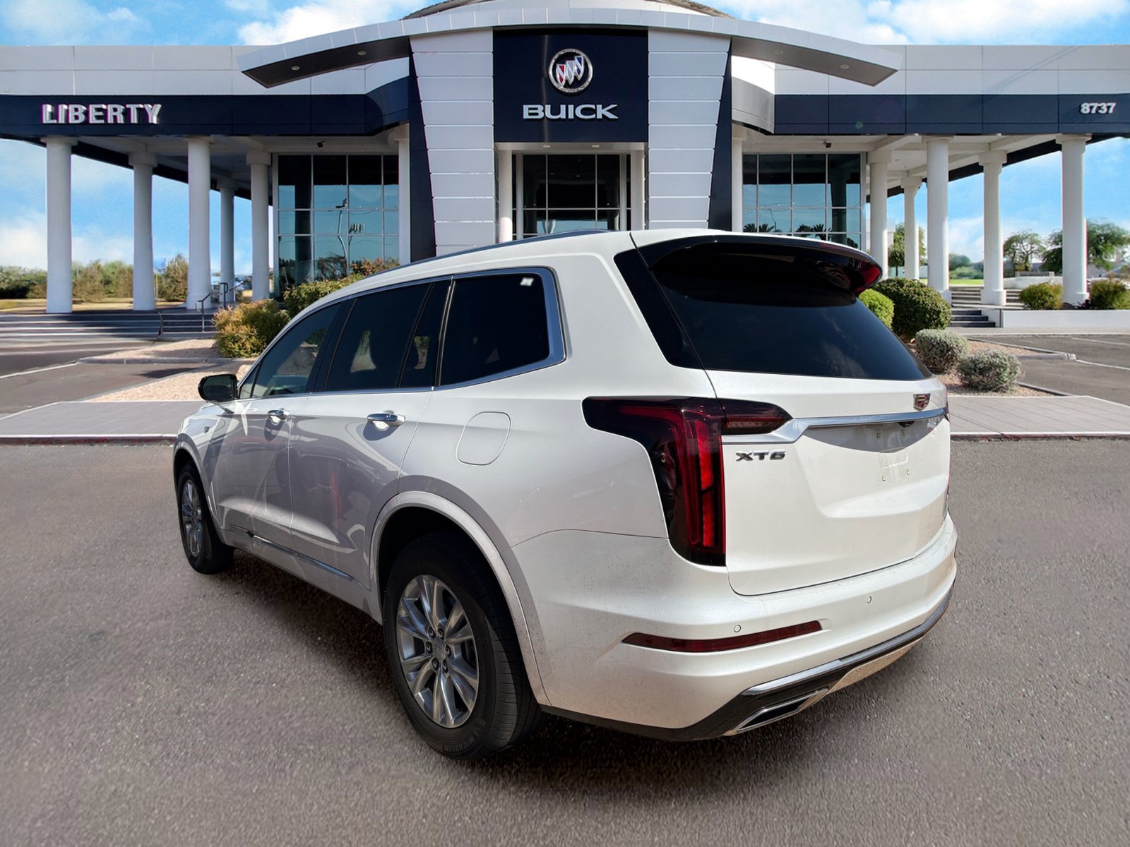 Used 2024 Cadillac XT6 Luxury FWD image 3