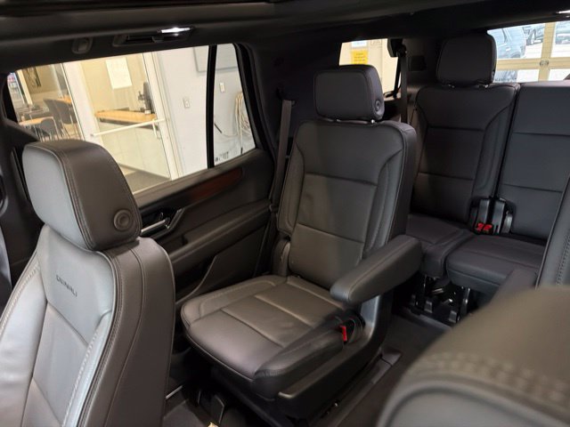Used 2025 GMC Yukon Denali w/ Sun & Power Step Package AWD/4WD image 22