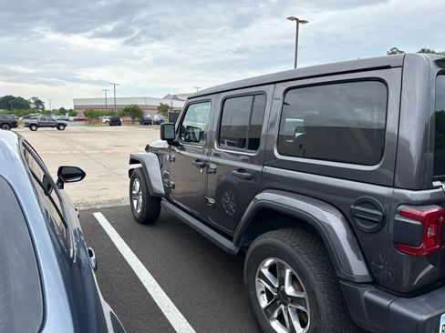 Used 2021 Jeep Wrangler Unlimited Sahara AWD/4WD image 4