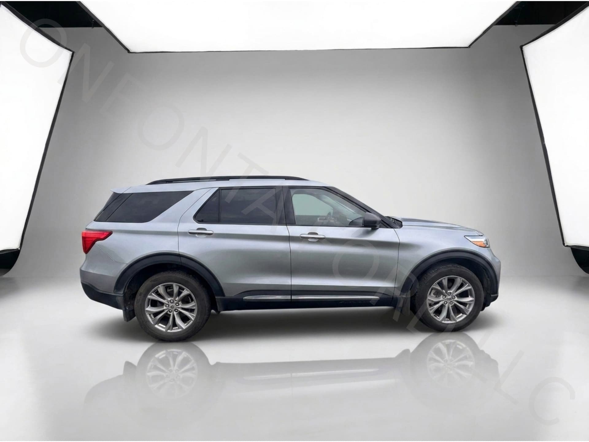 Used 2022 Ford Explorer XLT w/ Equipment Group 202A AWD/4WD image 14