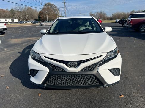 Used 2018 Toyota Camry SE image 3