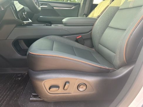 Used 2025 GMC Acadia AT4 w/ Super Cruise Package image 7