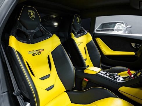 Used 2020 Lamborghini Huracan EVO image 24