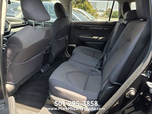 Used 2022 Toyota Highlander LE FWD image 6