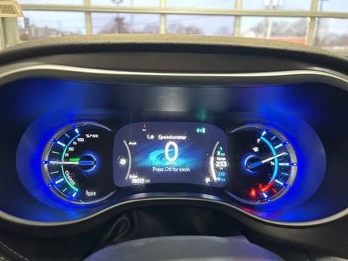 Used 2023 Chrysler Pacifica Touring-L image 20