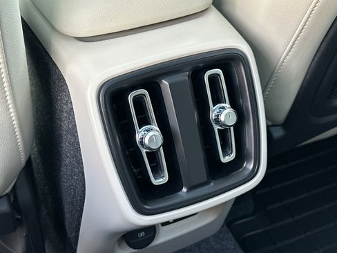 Certified 2025 Volvo XC40 B5 Plus AWD/4WD image 15