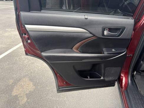 Used 2019 Toyota Highlander XLE AWD/4WD image 28