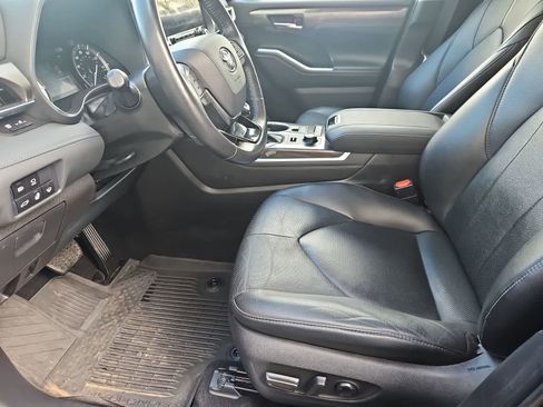 Used 2021 Toyota Highlander Limited image 16
