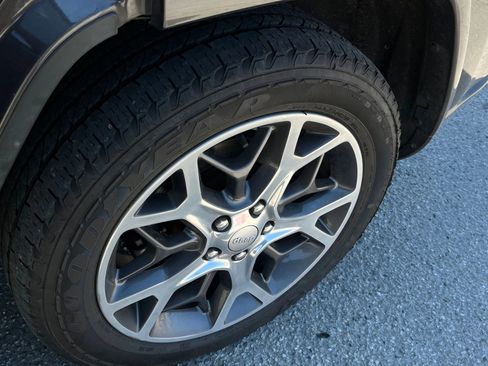 Used 2020 Jeep Grand Cherokee Overland AWD/4WD image 14