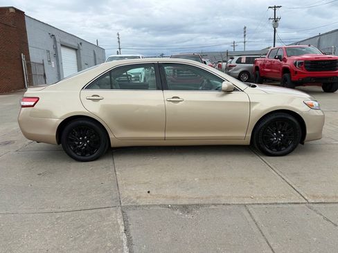 Used 2010 Toyota Camry LE FWD image 5