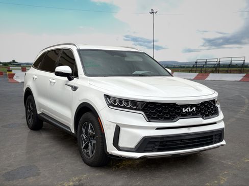 Certified 2022 Kia Sorento S FWD image 2