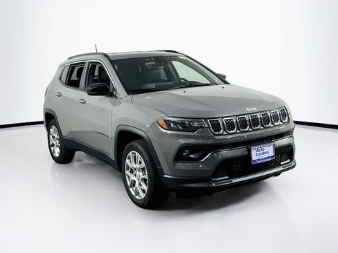 Used 2023 Jeep Compass Latitude AWD/4WD image 3