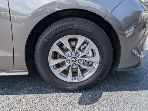 Used 2022 Toyota Sienna XLE FWD image 11