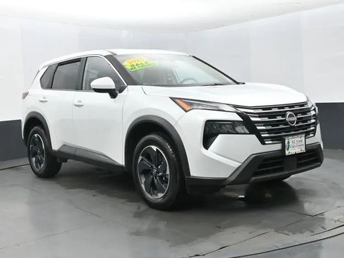 Used 2025 Nissan Rogue SV image 2