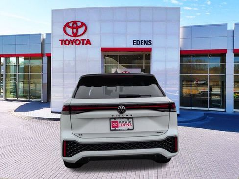 Used 2025 Volkswagen Tiguan SE R-Line image 4