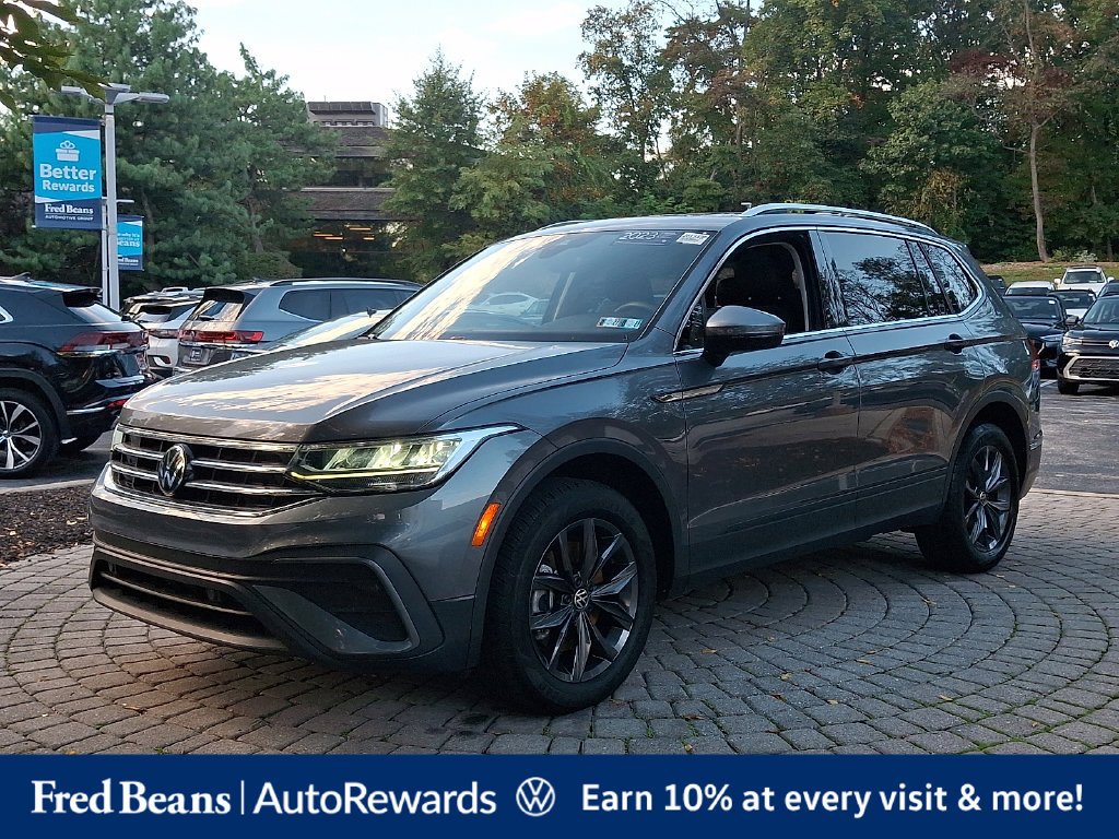 Certified 2023 Volkswagen Tiguan SE w/ Panoramic Sunroof Package FWD image 3