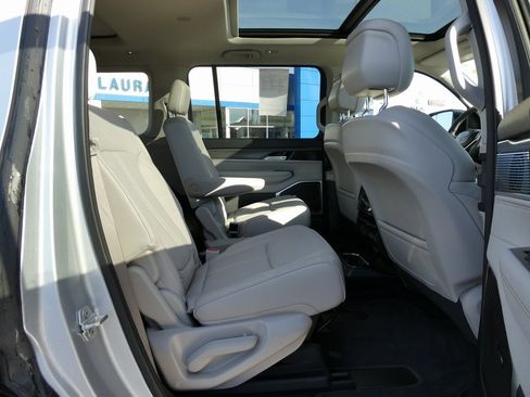 Used 2024 Jeep Wagoneer Series II w/ Premium Group I image 16