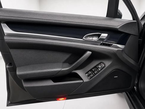 Used 2015 Porsche Panamera image 12