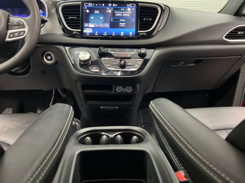 Used 2025 Chrysler Pacifica Select FWD image 47