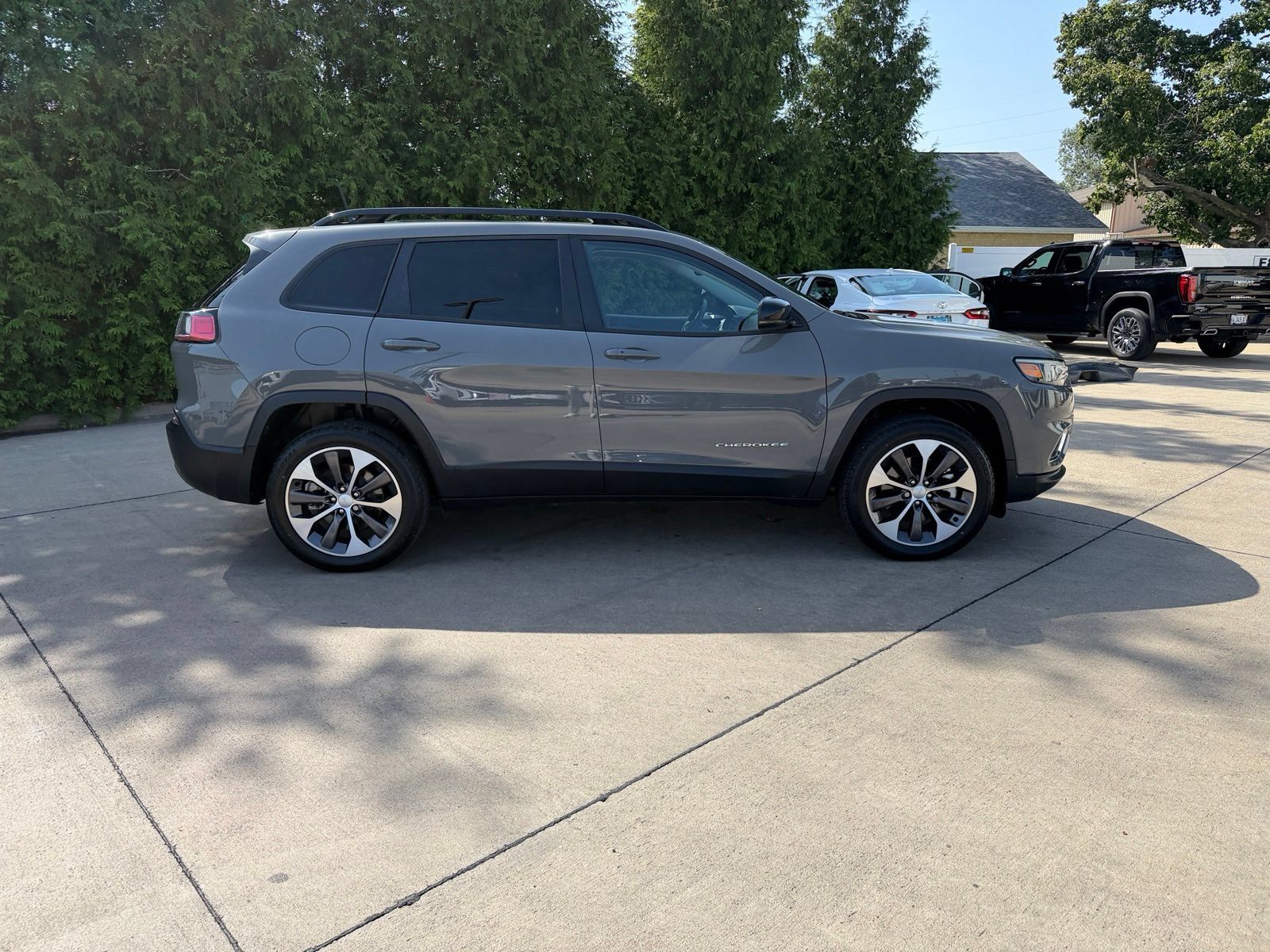 Used 2022 Jeep Cherokee Limited w/ Elite Package AWD/4WD image 31