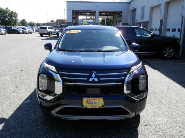 Used 2025 Mitsubishi Outlander SE AWD/4WD image 3
