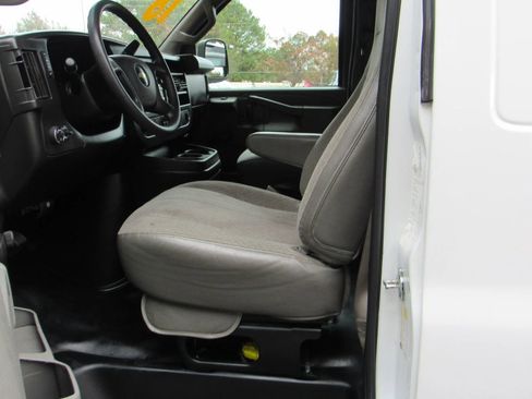 Used 2018 Chevrolet Express 2500 image 10