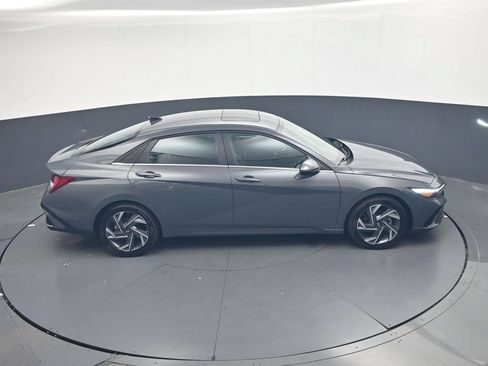 Used 2025 Hyundai Elantra Limited FWD image 29