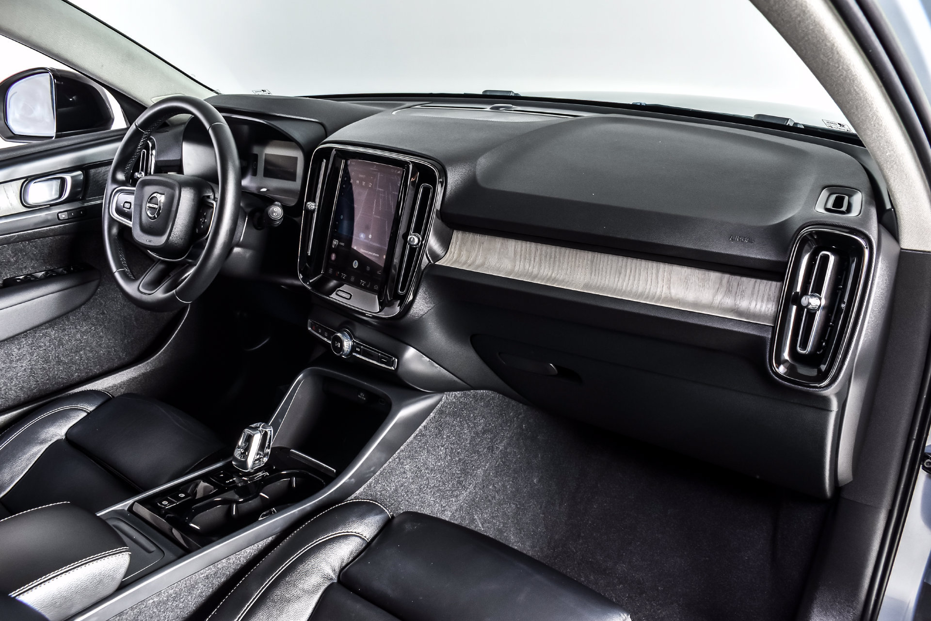 Used 2023 Volvo XC40 B5 Plus AWD/4WD image 22