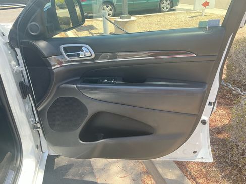 Used 2018 Jeep Grand Cherokee Overland RWD image 16