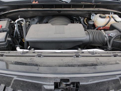 Used 2025 Chevrolet Suburban Z71 image 40