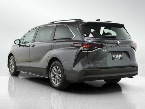 Used 2025 Toyota Sienna XLE w/ XLE Plus Package AWD/4WD image 3
