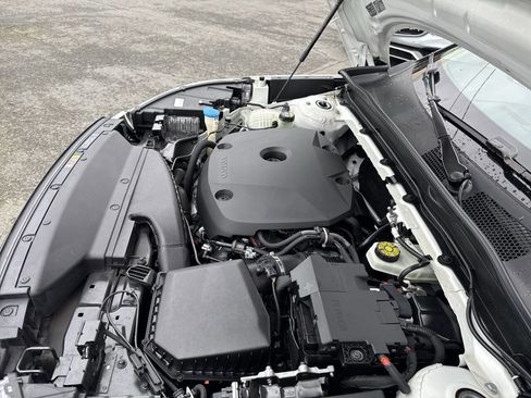 Used 2019 Volvo XC40 T5 Momentum image 13