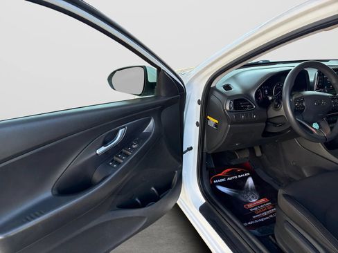 Used 2018 Hyundai Elantra GT FWD image 11