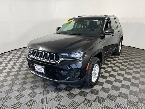 Used 2023 Jeep Grand Cherokee Laredo AWD/4WD image 3
