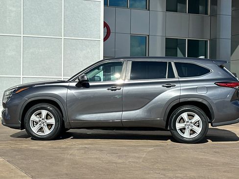 Used 2023 Toyota Highlander LE image 7