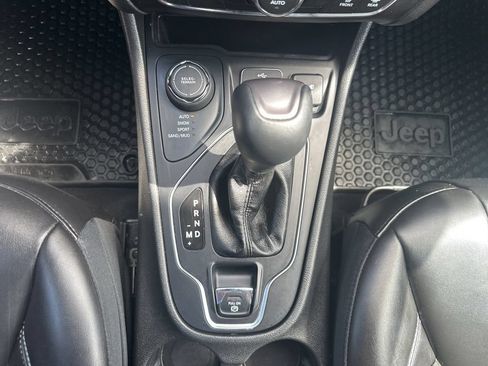 Used 2019 Jeep Cherokee Latitude Plus w/ Comfort/Convenience Group AWD/4WD image 6