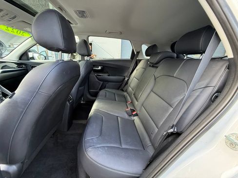 Certified 2022 Kia Niro Touring Special Edition FWD image 11