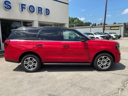 Used 2025 Ford Expedition Active AWD/4WD image 2