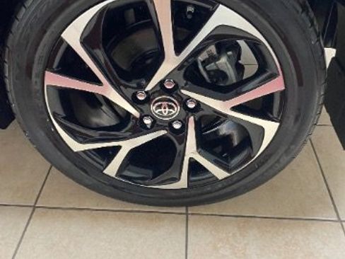 Used 2020 Toyota C-HR XLE image 32