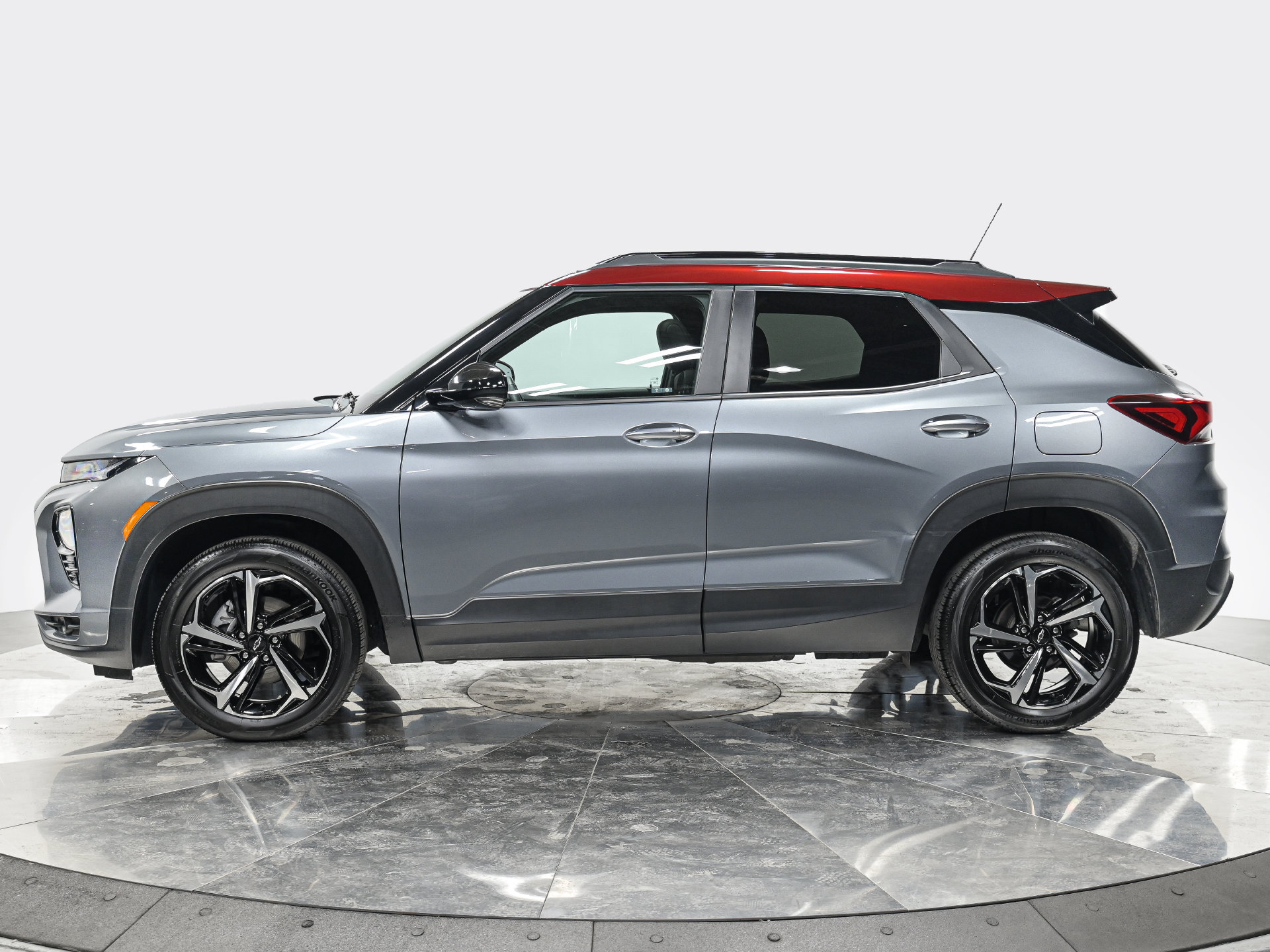 Used 2022 Chevrolet TrailBlazer RS w/ Sun and Liftgate Package AWD/4WD image 2