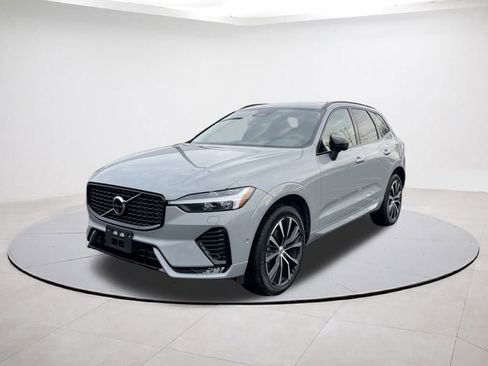 Used 2025 Volvo XC60 B5 Plus image 3
