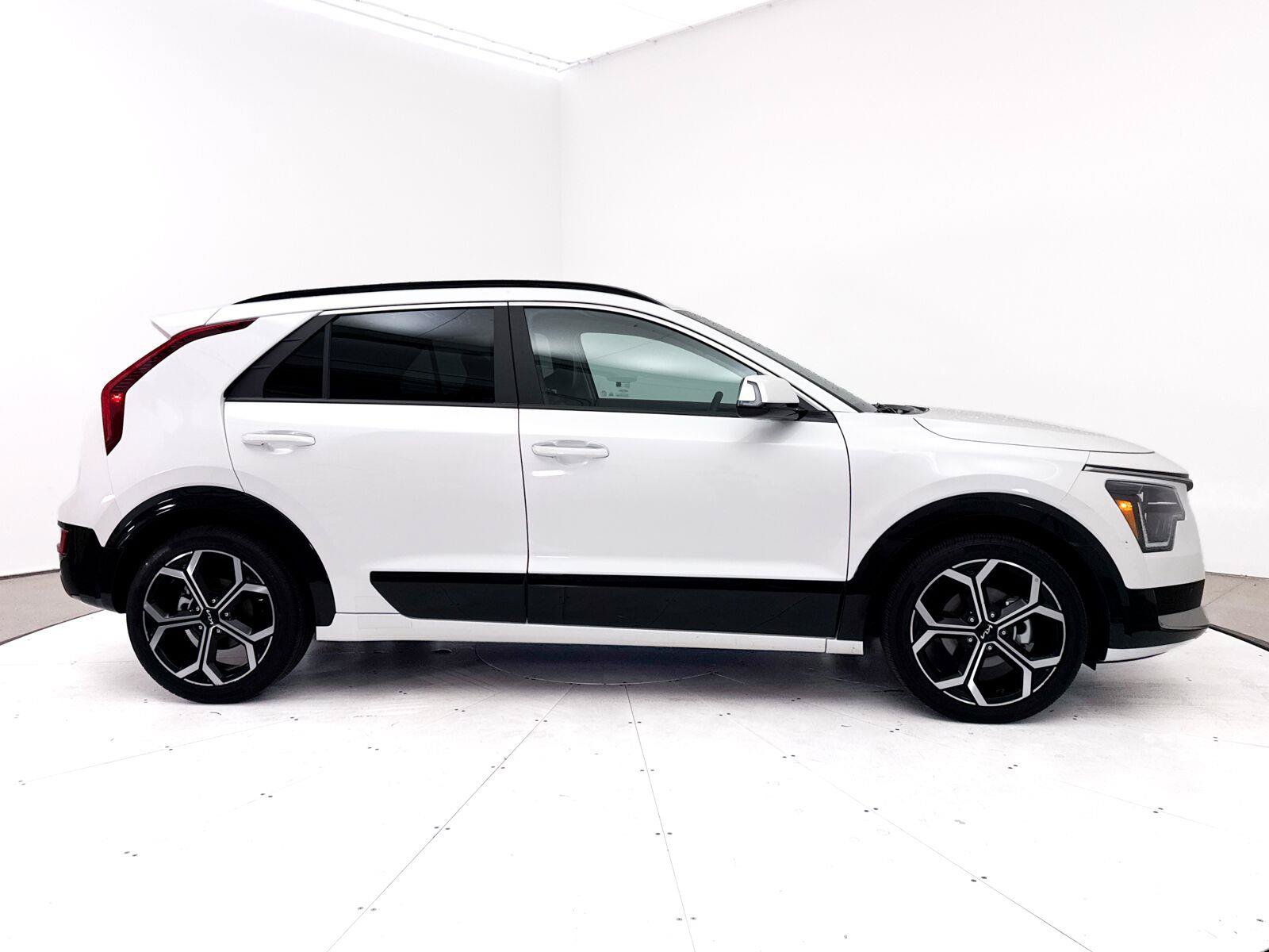 Used 2024 Kia Niro SX Touring FWD image 44