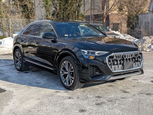 Used 2024 Audi Q8 Prestige w/ Prestige Package image 3