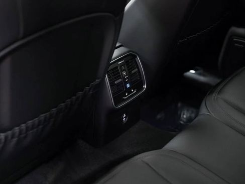 Certified 2025 Porsche Macan Turbo image 27